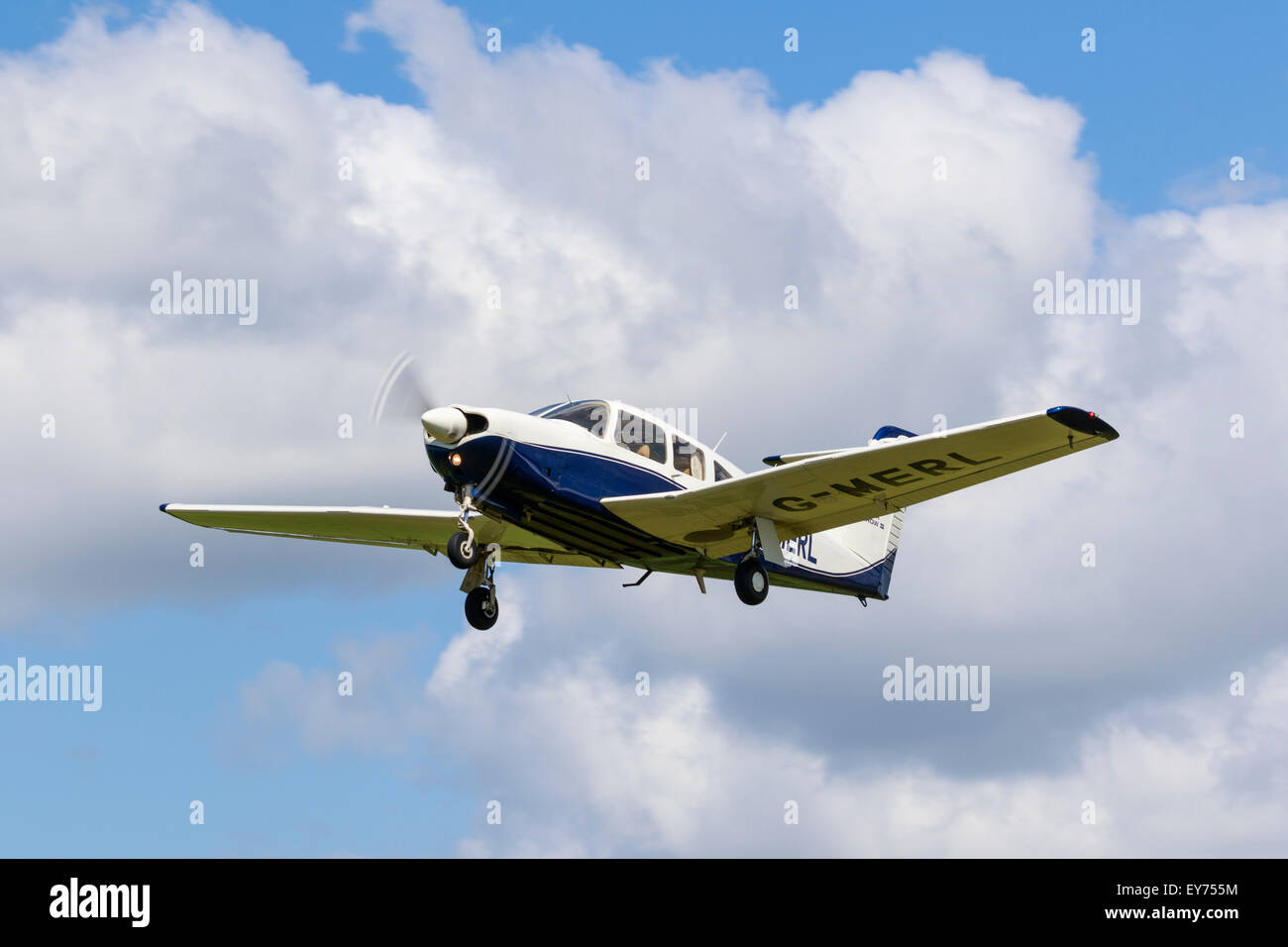 Piper PA-28 Cherokee Freccia, reg. G-MERL, in volo a Breighton Foto Stock