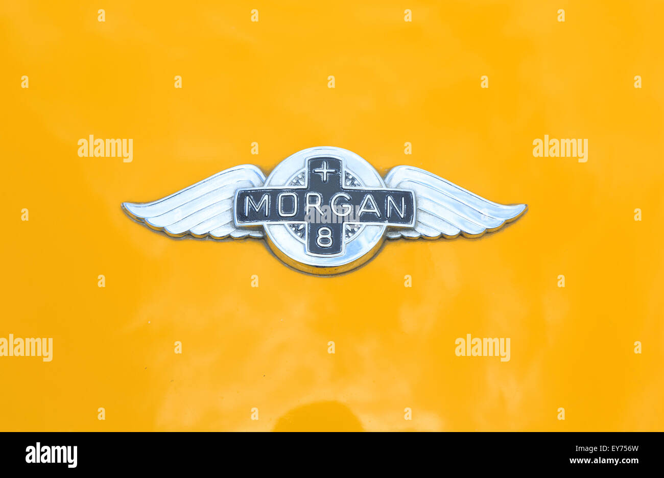 Emblema di cofano, giallo Morgan Plus 8 auto Foto Stock