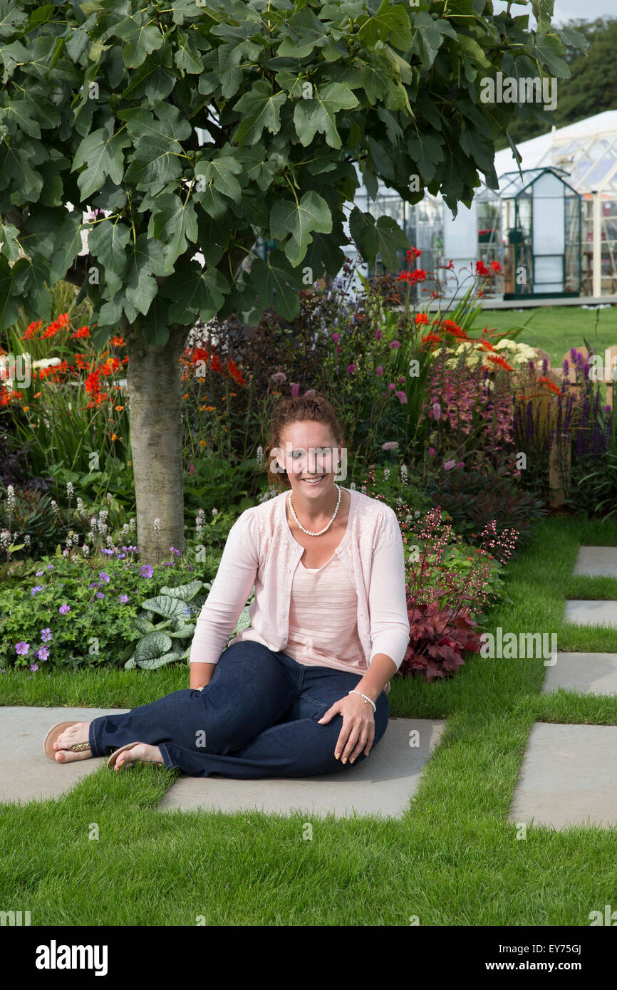 Knutsford, Regno Unito. 23 Luglio, 2015. Medaglia d oro Pip Proerb siede nel suo spazio R giardino come la RHS Flower Show Tatton Park apre al pubblico credito: Keith Larby/Alamy Live News Foto Stock