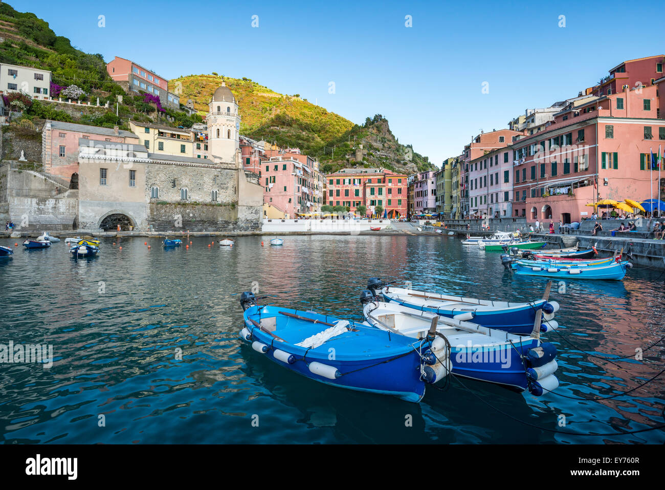 Barche da pesca nel porto di Vernazza, il Parco Nazionale delle Cinque Terre Foto Stock