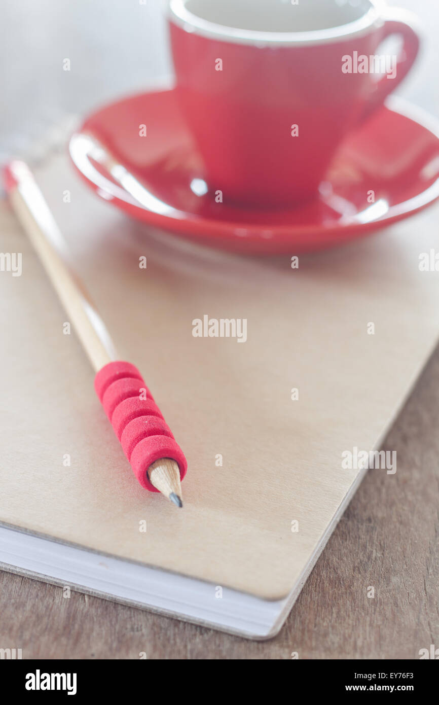 Rosso la tazza con il notebook aperto, stock photo Foto Stock
