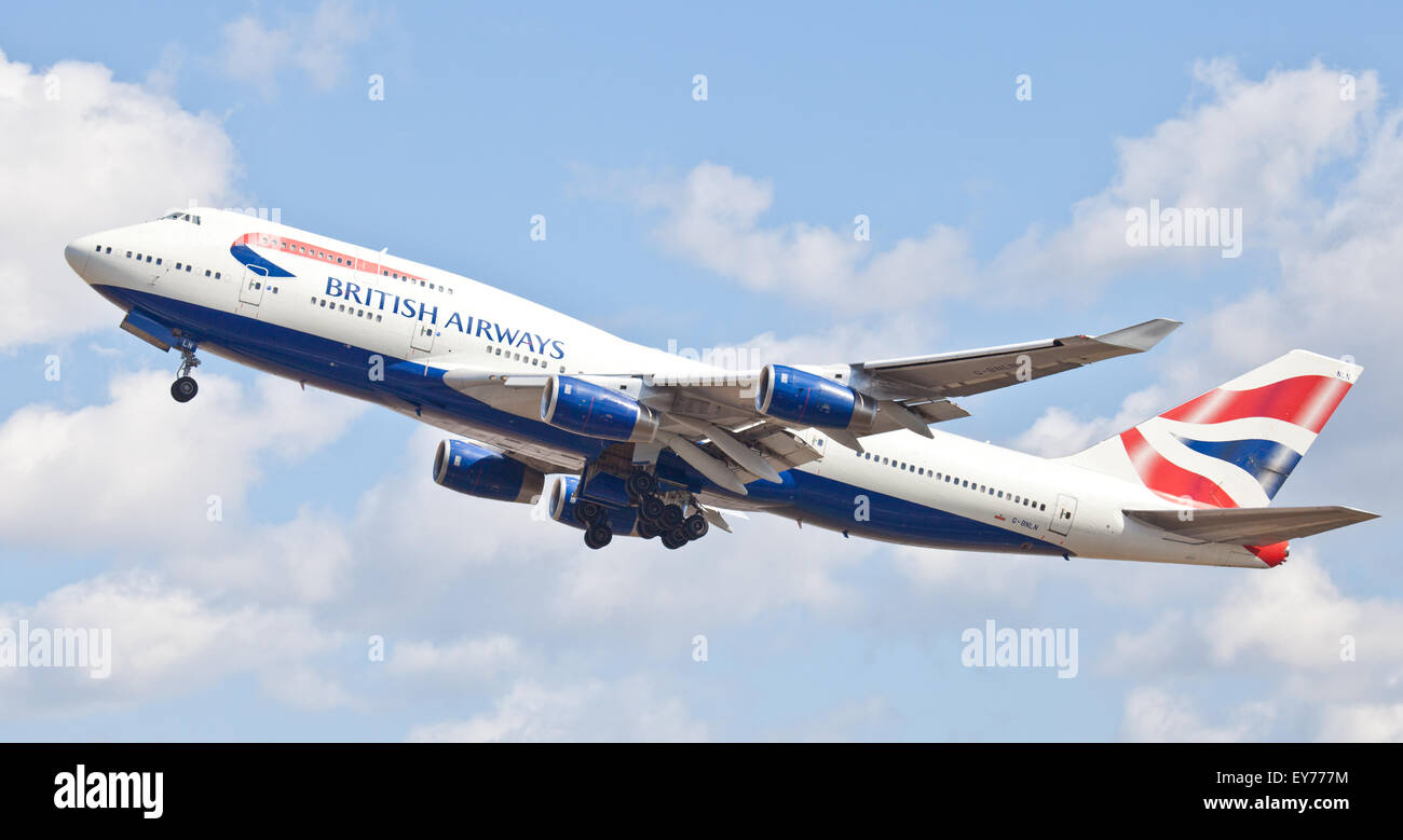British Airways Boeing 747 G-BNLN decollo dall aeroporto di Heathrow LHR Foto Stock