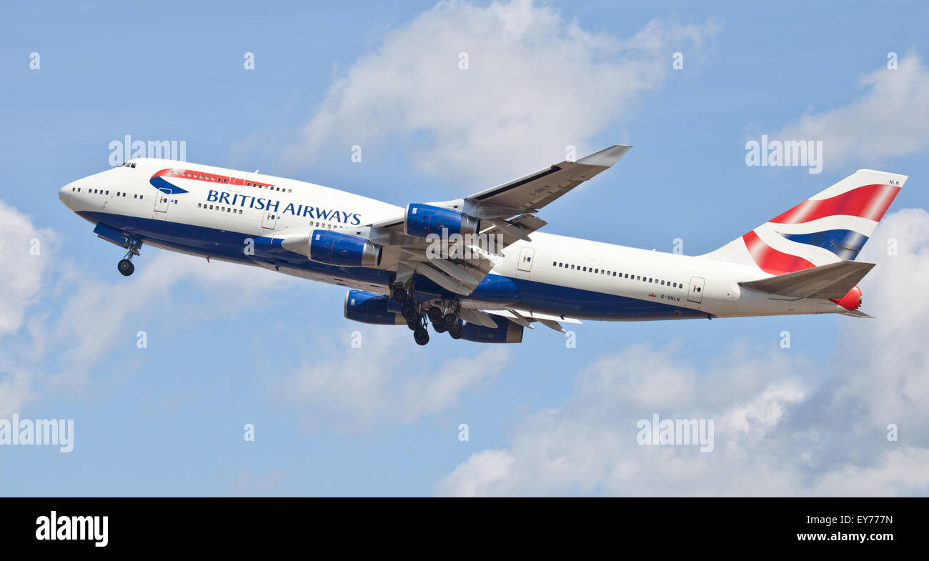 British Airways Boeing 747 G-BNLN decollo dall aeroporto di Heathrow LHR Foto Stock
