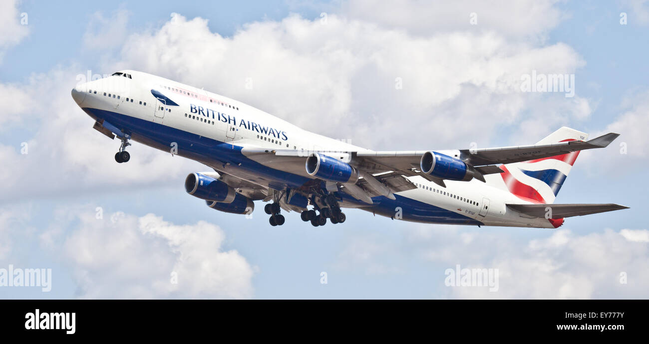 British Airways Boeing 747 G-BYGF decollo dall aeroporto di Heathrow LHR Foto Stock