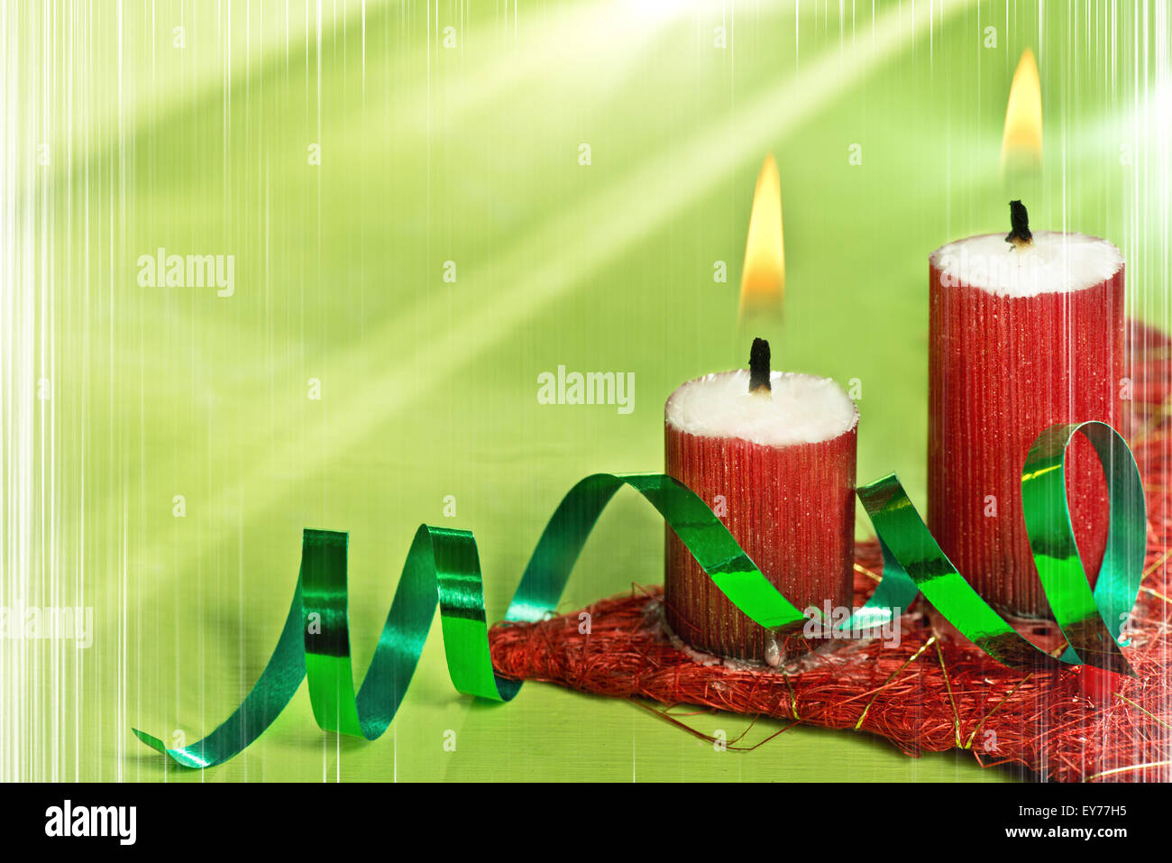 Sfondo verde con due candele e strisce verticali Foto Stock