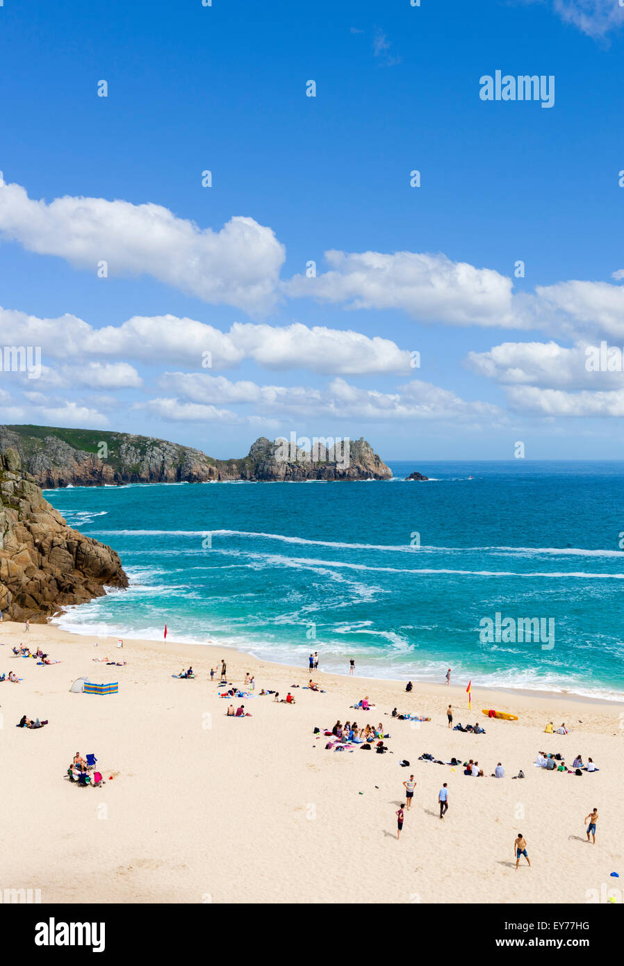 Spiaggia a Porthcurno guardando verso Logan Rock, Saint Levan, Cornwall, Regno Unito Foto Stock