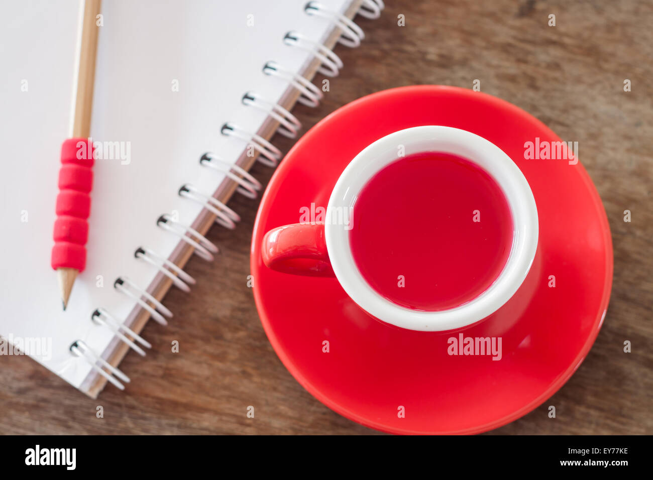 Rosso la tazza con il notebook aperto, stock photo Foto Stock