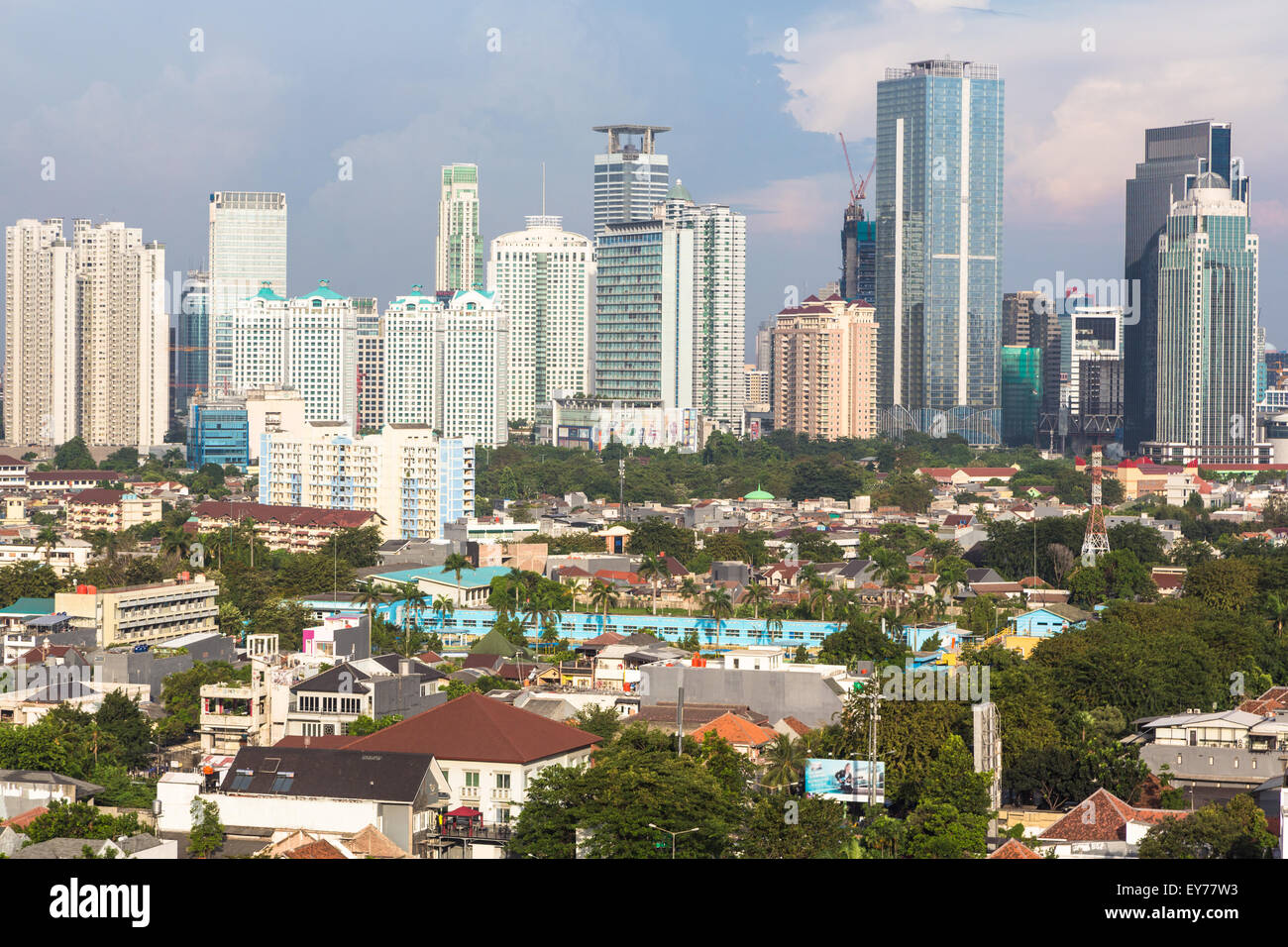 Jakarta, Indonesia città capitale, è un misto di edifici moderni con villaggi come struttura di alloggiamento a destra nel centro del Foto Stock