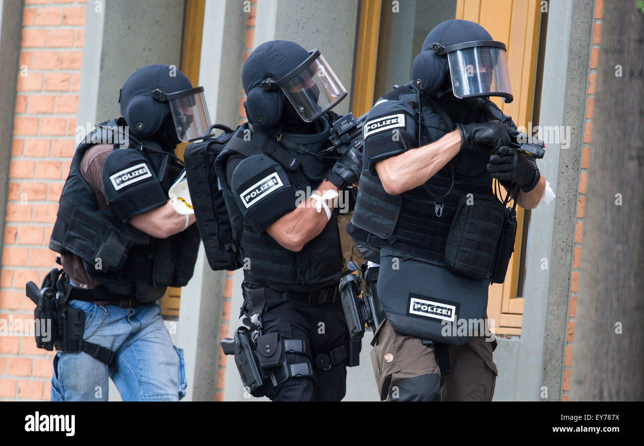 Berlino, Germania. 23 Luglio, 2015. Gli ufficiali di polizia excercise il loro funzionamento durante un tiro simulato rampage a Berlino, Germania, 23 luglio 2015. I funzionari di polizia non sono state preventivamente informato che l'operazione è stata un po' di esercizio. Foto: BERND VON JUTRCZENKA/dpa/Alamy Live News Foto Stock