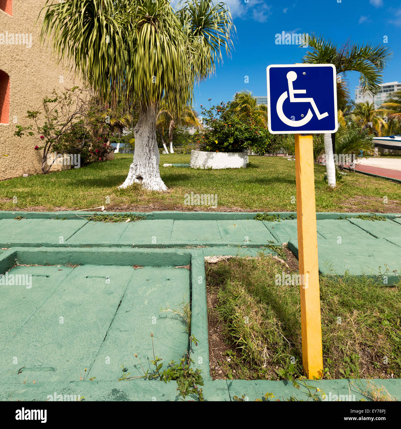Blu segno per disabili con sedia a rotelle e all'aperto Foto Stock