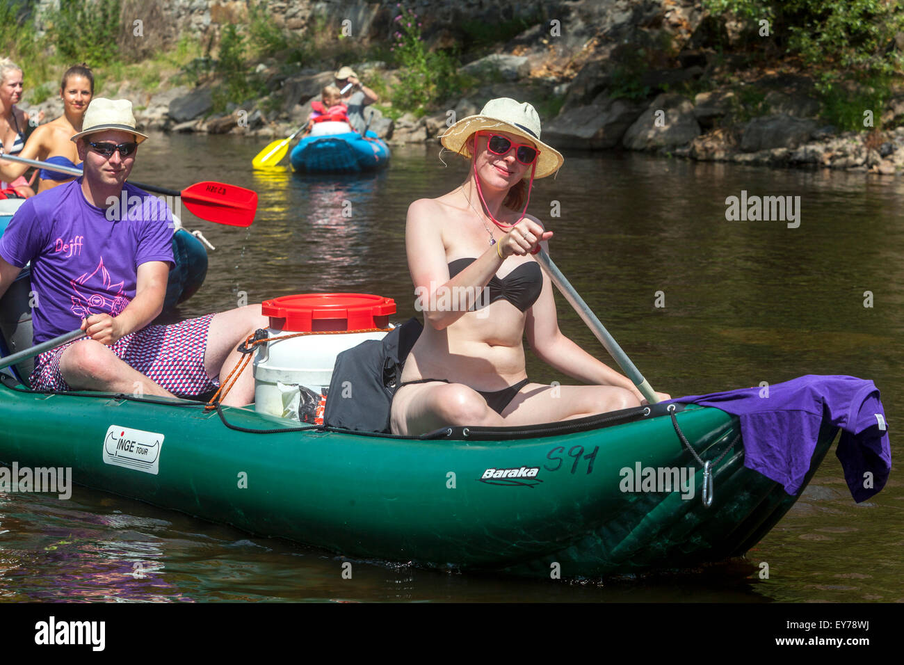 Canoisti che scendono lungo il fiume Moldava, canoa e rafting per donne, Boemia meridionale, Repubblica Ceca felici persone durante le vacanze estive Foto Stock