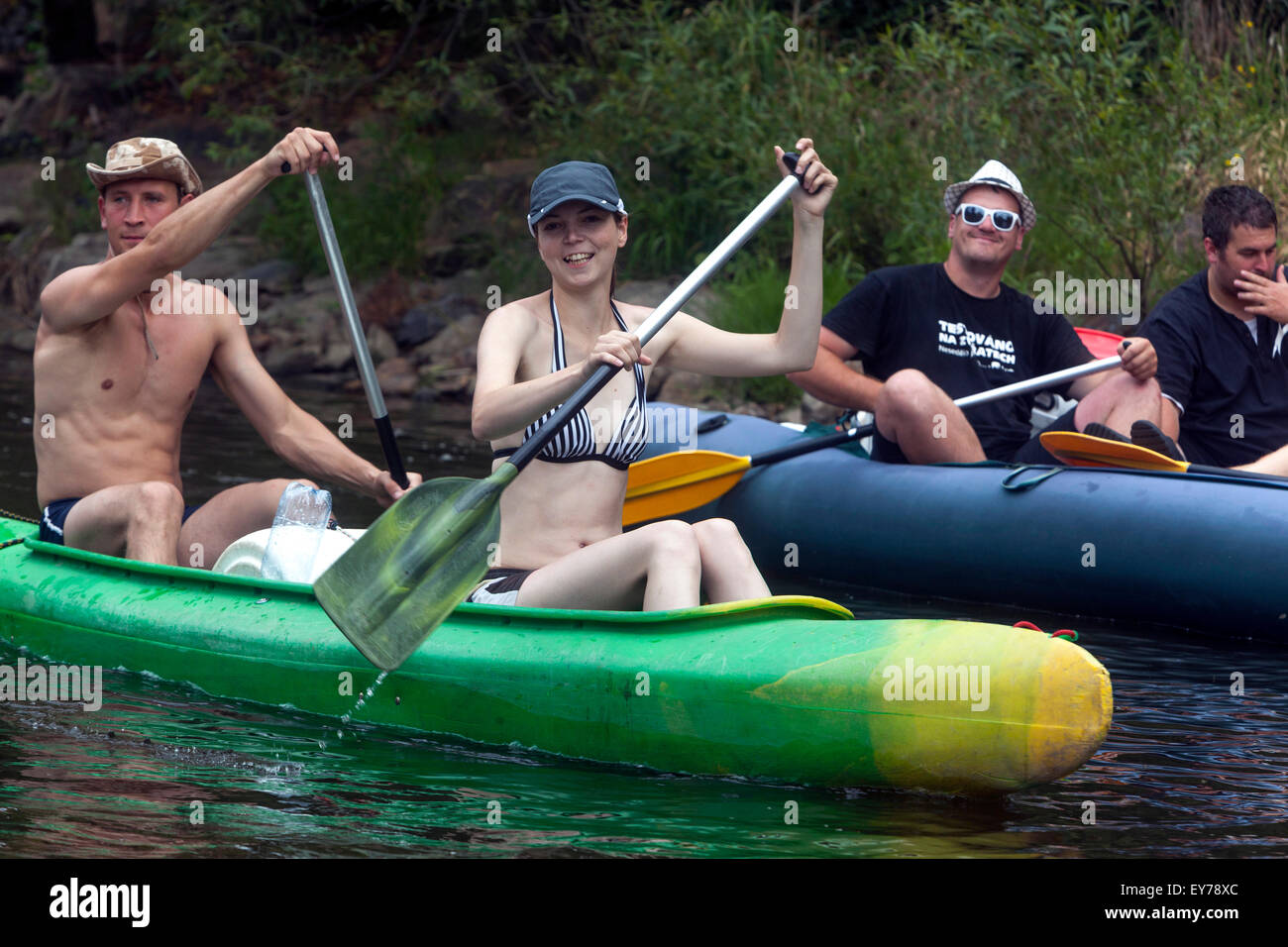 Persone di andare verso il basso dal fiume Vltava, canoa, Boemia del Sud, Repubblica Ceca Foto Stock