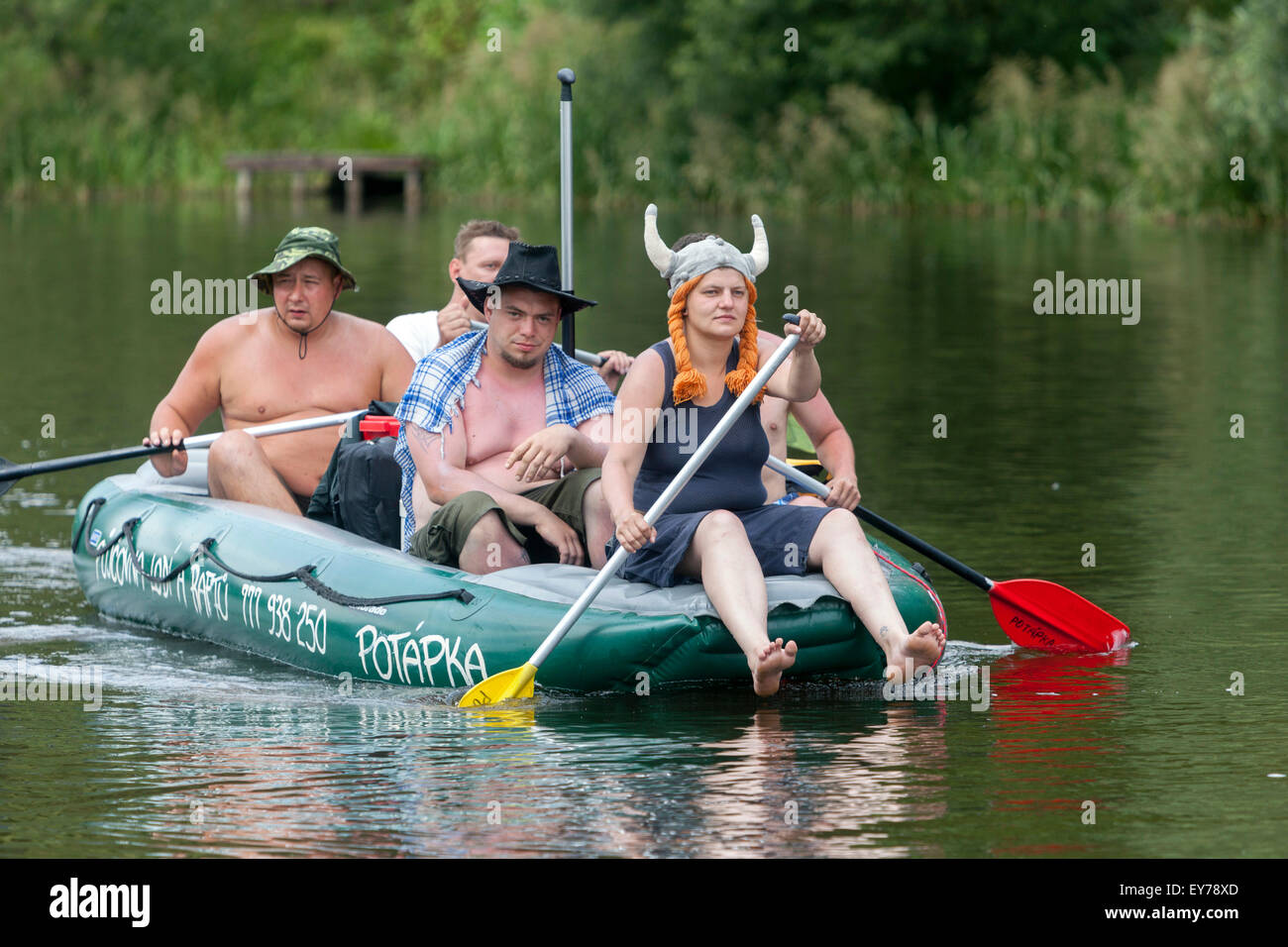 Gente che scende lungo il fiume Moldava rafting, Boemia meridionale, casco vichingo della Repubblica Ceca Foto Stock