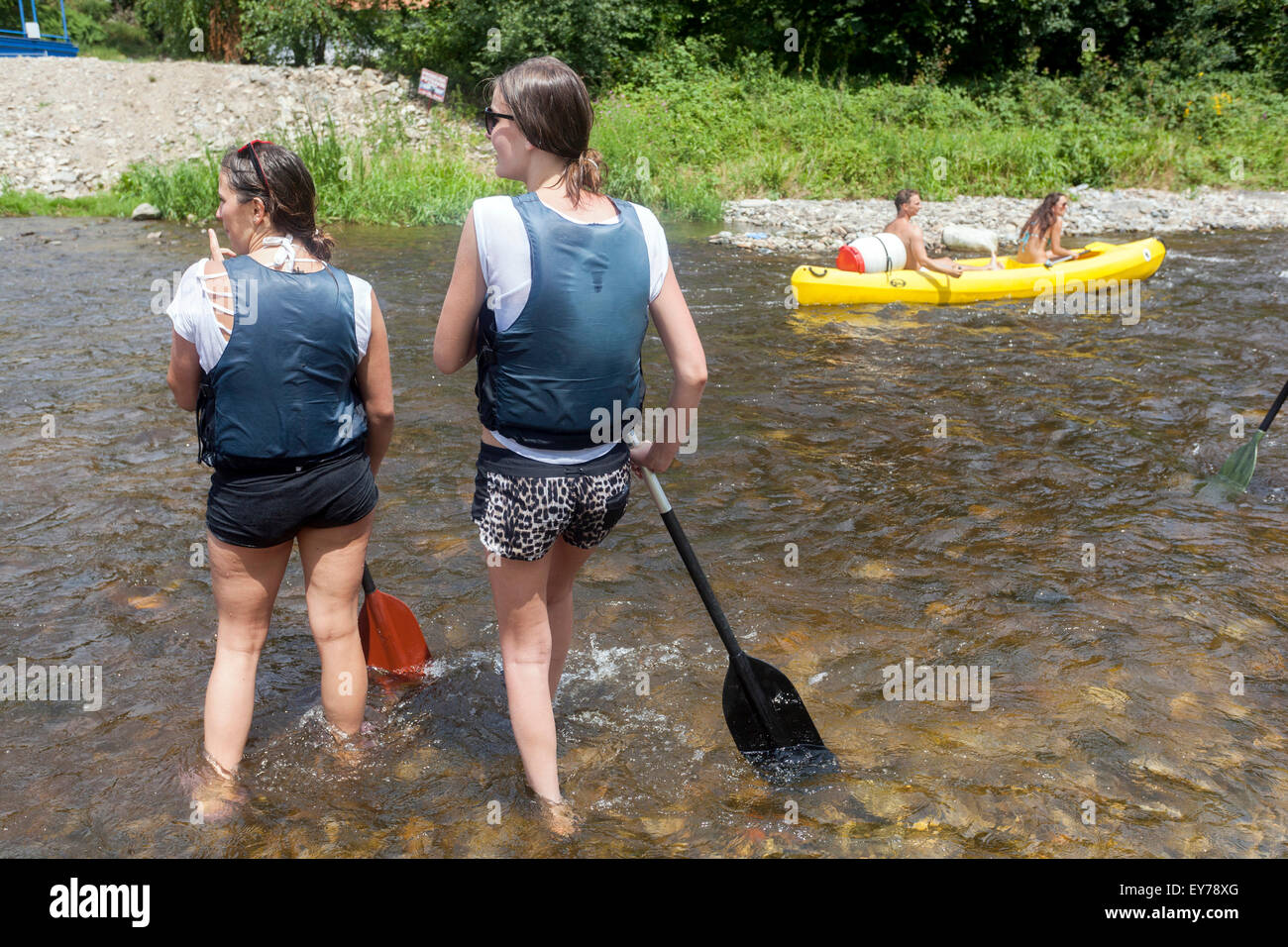Persone che scendono dal fiume Moldava, canoa, due ragazze, Boemia del Sud, Repubblica Ceca, vacanze estive Foto Stock