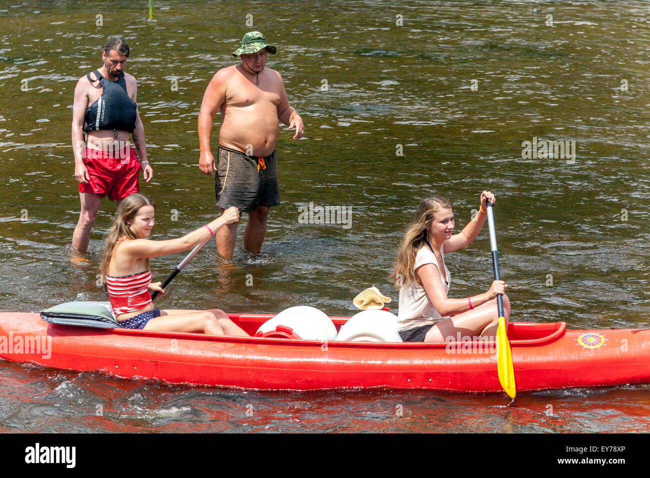 Gente che scende dal fiume Moldava, ragazze canottaggio fiume, Boemia del Sud, Repubblica Ceca estate Foto Stock