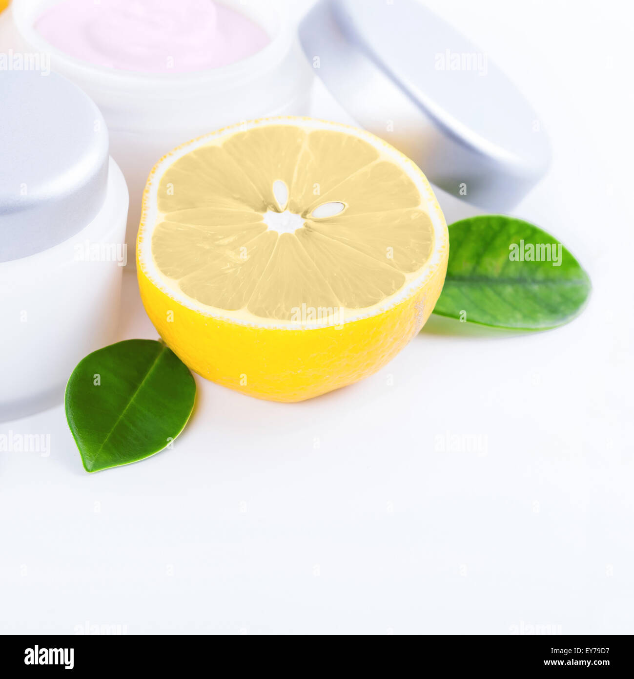 Nutrizione organica di crema per il viso con vitamina C, skincare concetto organico Foto Stock