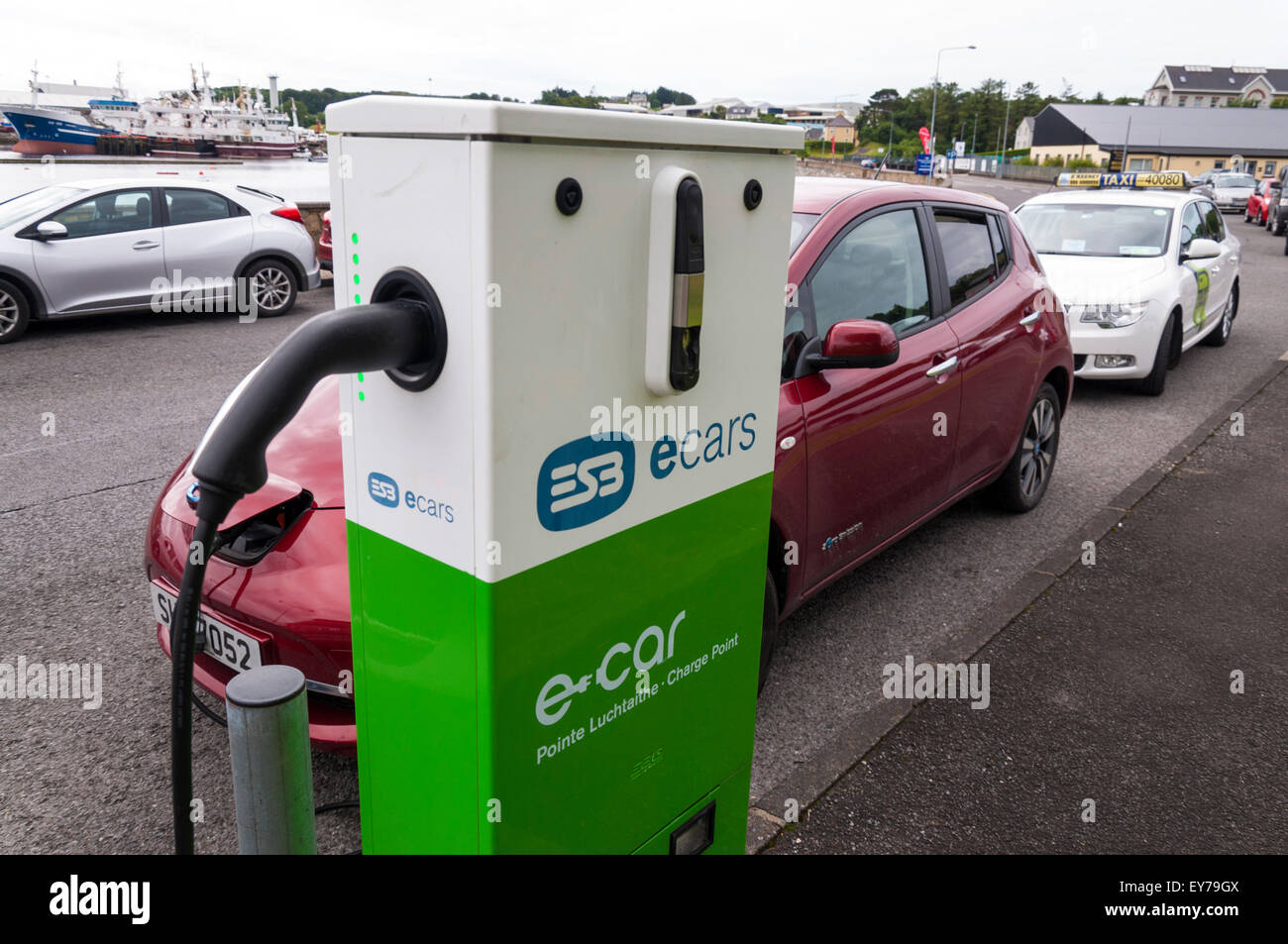ESB e vetture ecars punto di carica a Killybegs, County Donegal, Irlanda Foto Stock