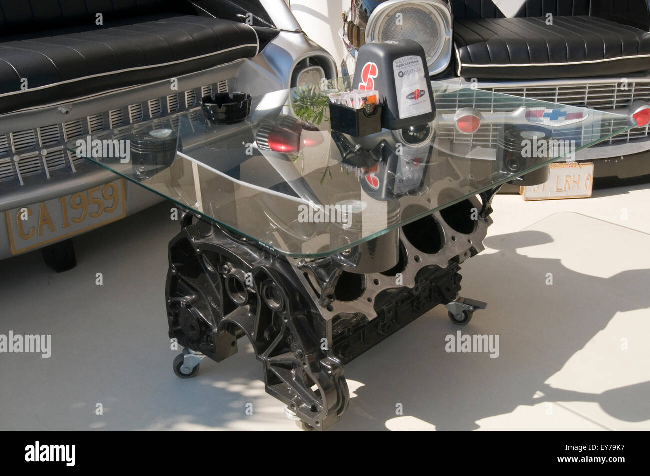 Motore V8 tavolino tabelle blocchi blocco fanatico dei motori auto appassionato di top gear auto automobili motori motore doni per presente presenta f Foto Stock