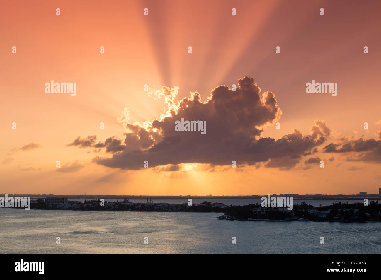 Bel tramonto attraverso le nuvole Foto Stock