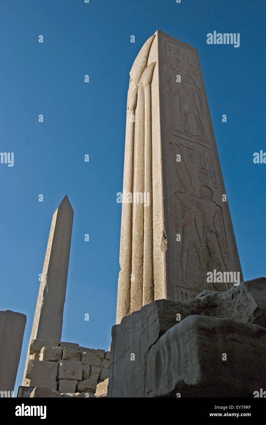 Karnak Luxor Egitto. Tempio di Karnak sacro al dio Amon: due obelischi Foto Stock