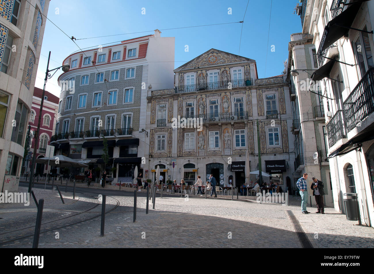 Chiado è il nome di un quadrato e la sua area circostante nella città di Lisbona, Portogallo. Il Chiado si trova tra i quartieri di Bairro Alto e Baixa Pombalina.it è una tradizionale area di shopping che mescola antichi e moderni stabilimenti commerciali, situate per la maggior parte al Carmo e Garrett strade. [citazione necessaria] il più ben noto café di Chiado è 'un Brasileira', famoso per aver avuto poeta Fernando Pessoa tra i suoi clienti, e oggi è molto popolare tra i turisti. Il Chiado è anche un importante spazio culturale con numerosi musei e teatri. Foto Stock