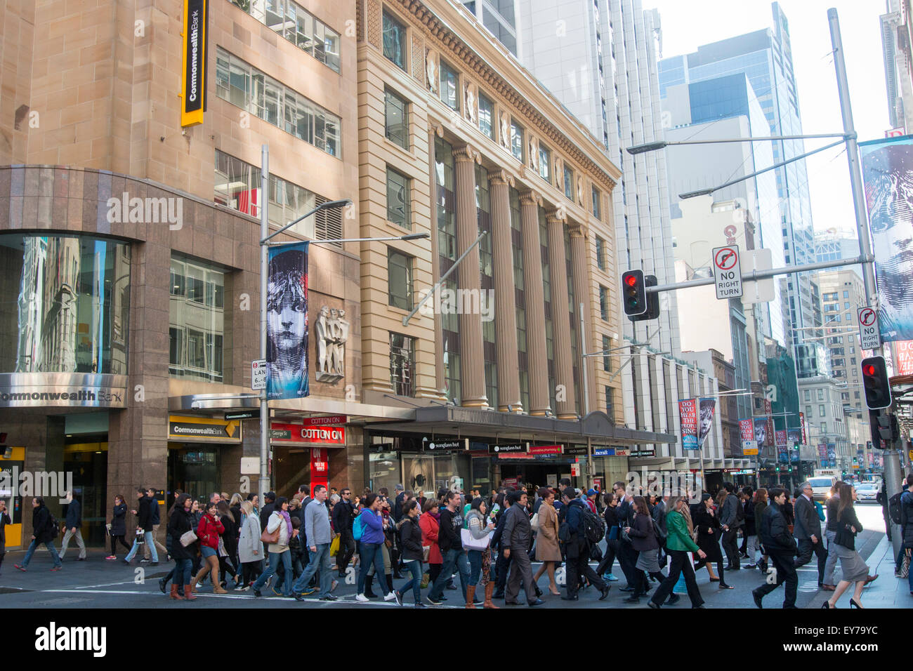 Centro di Sydney con office lavoratori attraversamento strada trafficata in CBD, Nuovo Galles del Sud, Australia Foto Stock