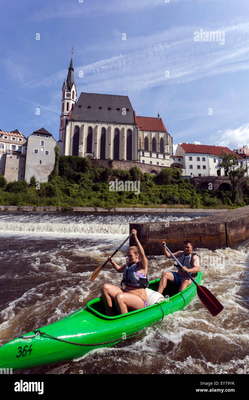 Persone di andare verso il basso dal fiume Vltava, canoa, Cesky Krumlov Boemia del Sud, Repubblica Ceca Foto Stock