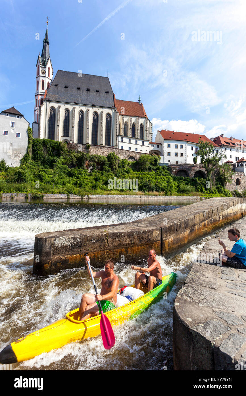 Andando verso il basso dal fiume Vltava, canoa, Weir, Cesky Krumlov, Boemia del Sud, Repubblica Ceca Foto Stock