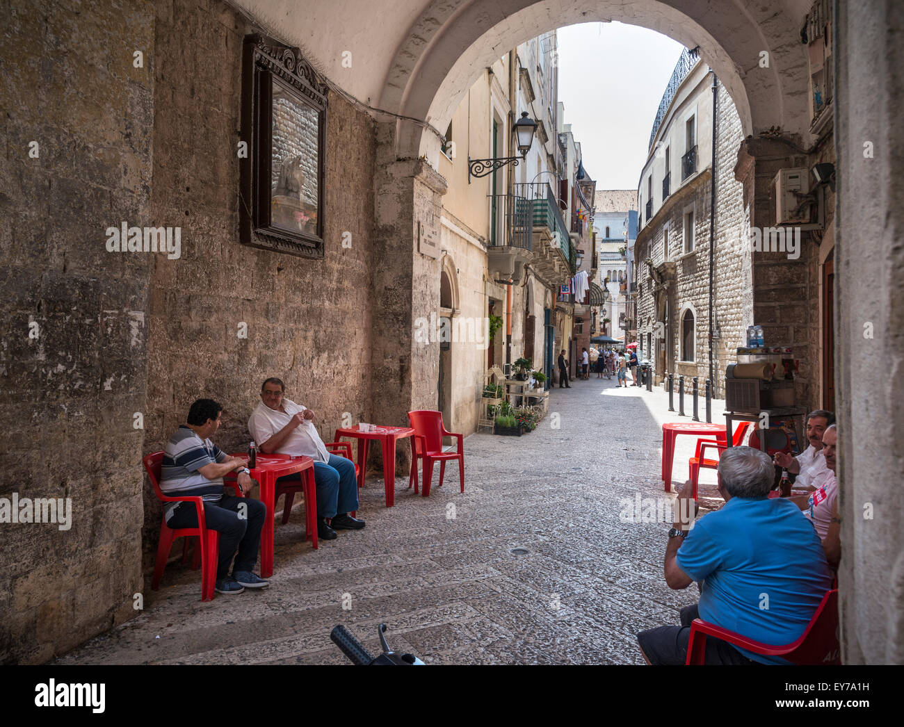 Una street cafe sulla Strada del Carmine, Barivecchia, Bari città vecchia, Puglia, Italia meridionale. Foto Stock