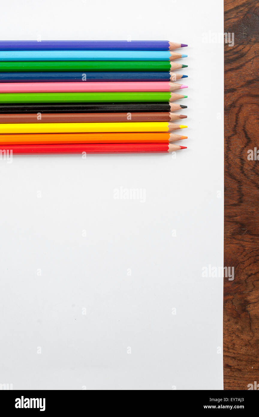 Diversi colori a matita in legno sfondo . Foto Stock