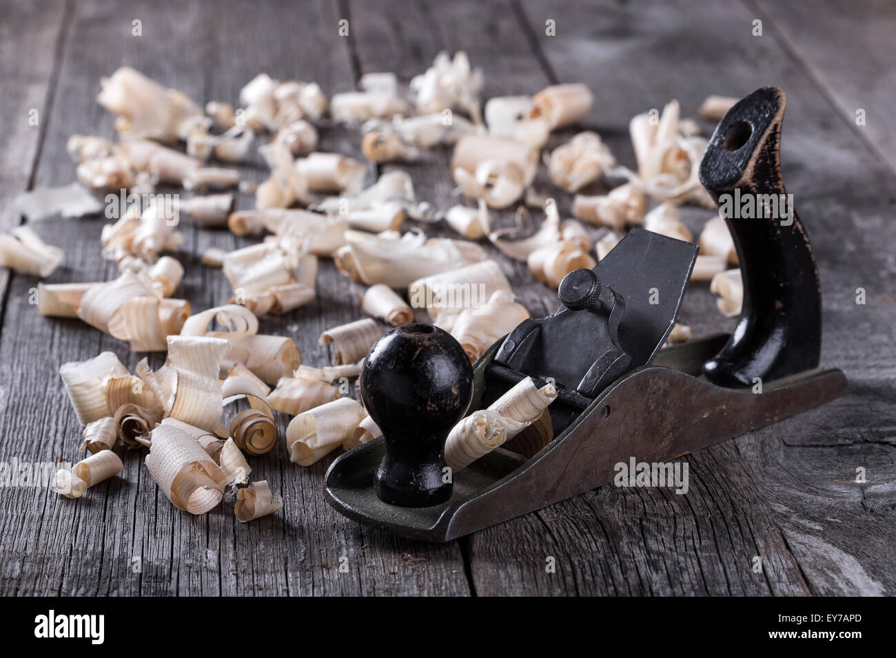 La ruspa e segatura su sfondo di legno Foto Stock