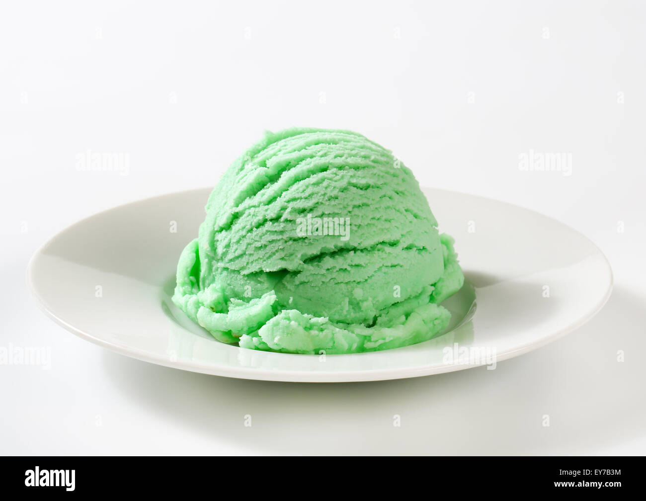 Scoop di verde ice cream su piastra Foto Stock