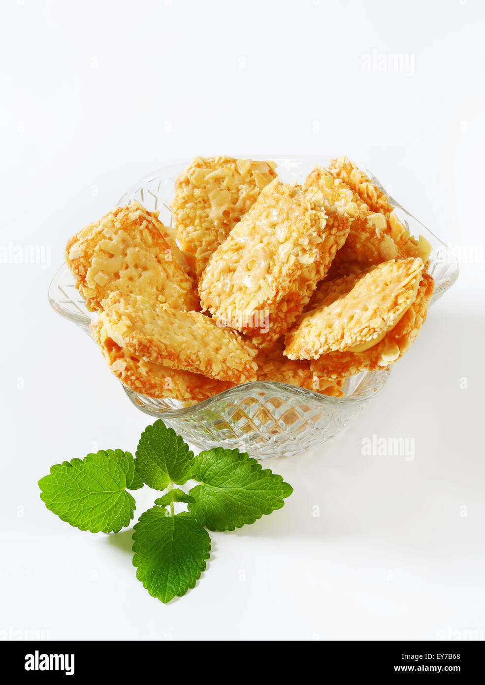 Sandwich di mandorla biscotti con crema alla vaniglia il riempimento Foto Stock