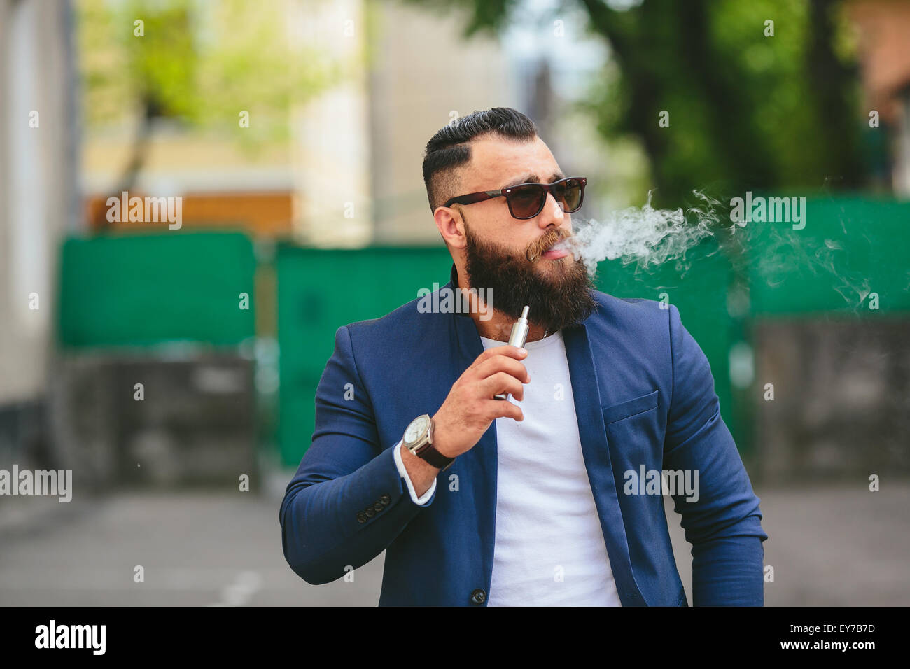 Con barba fuma sigaretta elettronica Foto Stock