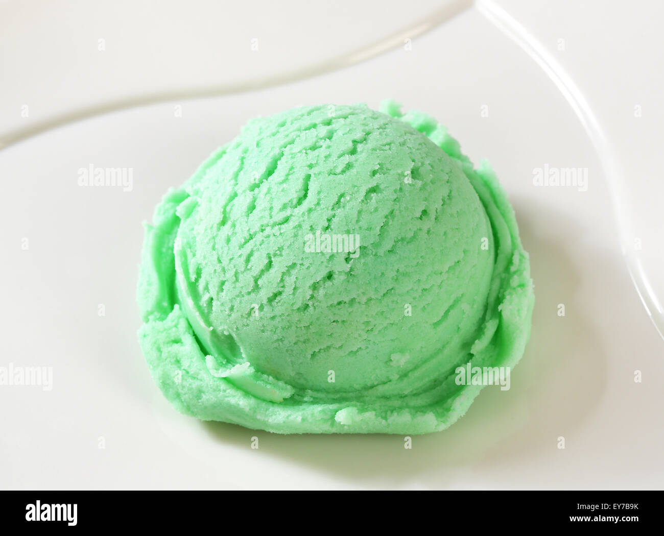 Scoop di verde ice cream su piastra Foto Stock
