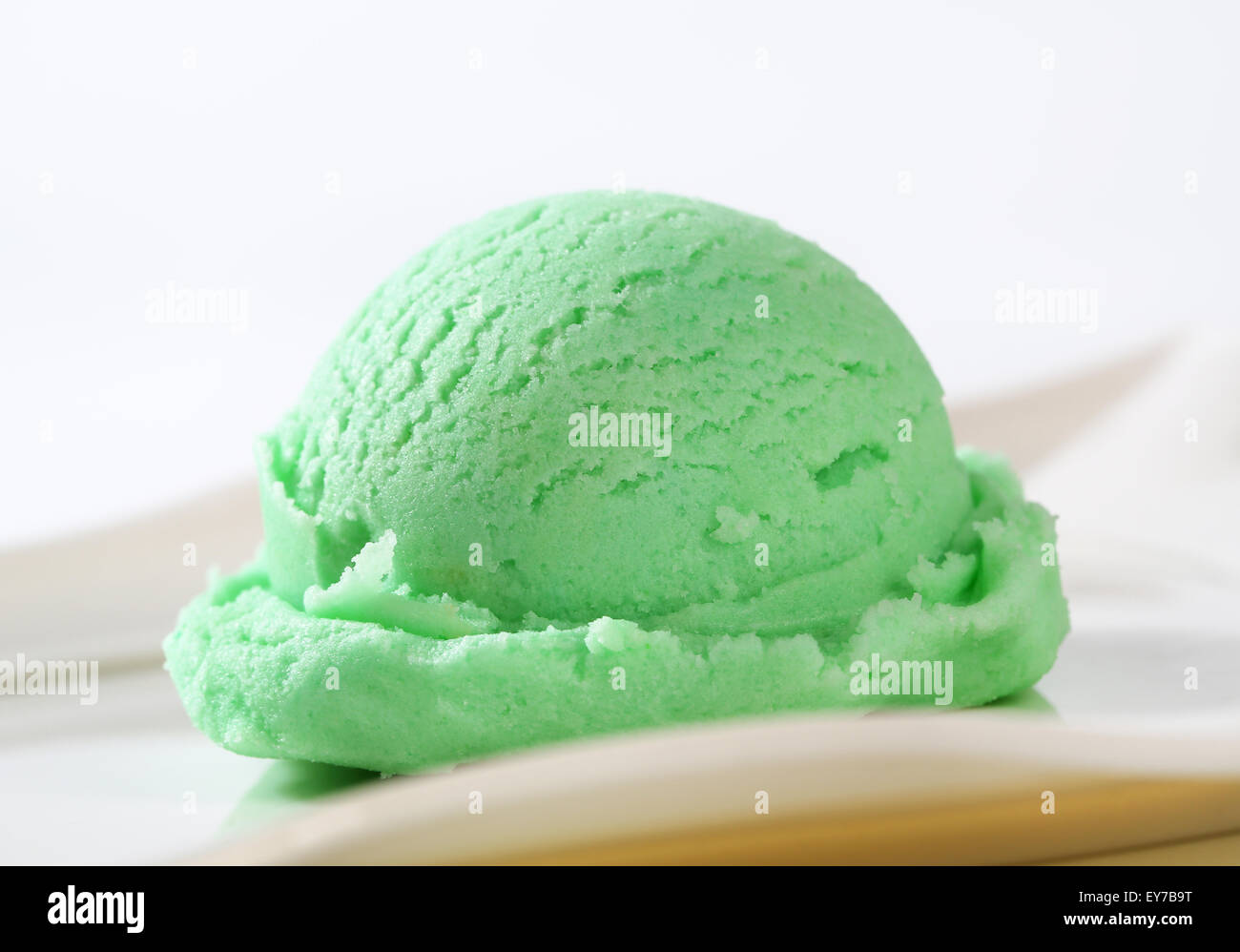 Scoop di verde ice cream su piastra Foto Stock