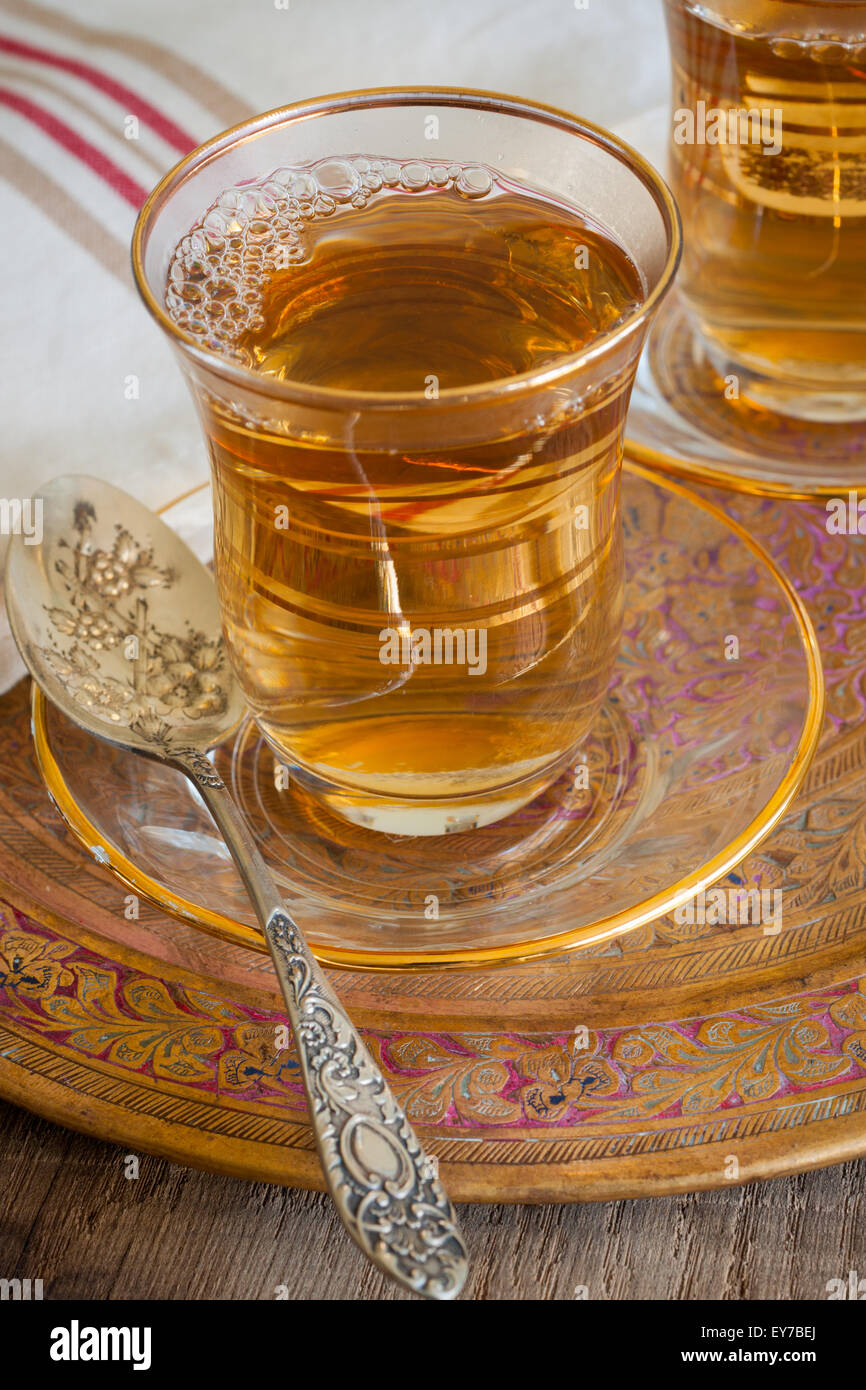 Bagno turco apple tè una dolce aromatizzato apple bevande servite in tè turco bicchieri Foto Stock
