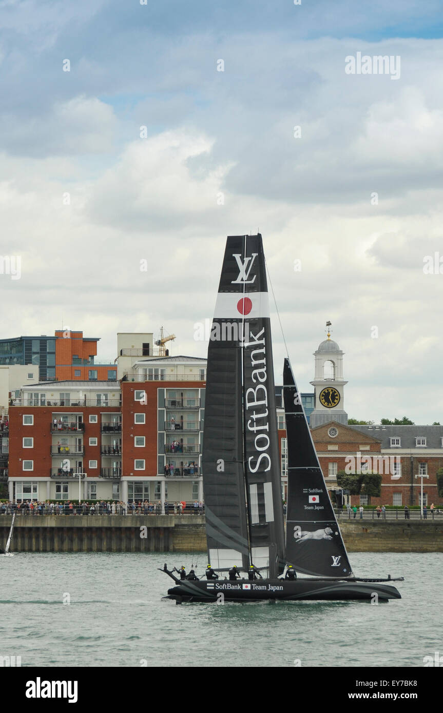 Portsmouth, Regno Unito. 23 Luglio, 2015. Il passato di vela presso la Coppa America World Series di Portsmouth. SoftBank, Giappone della vela ingresso passato antico porto di Portsmouth. Credito: Rob Wilkinson/ Alamy Live News Foto Stock