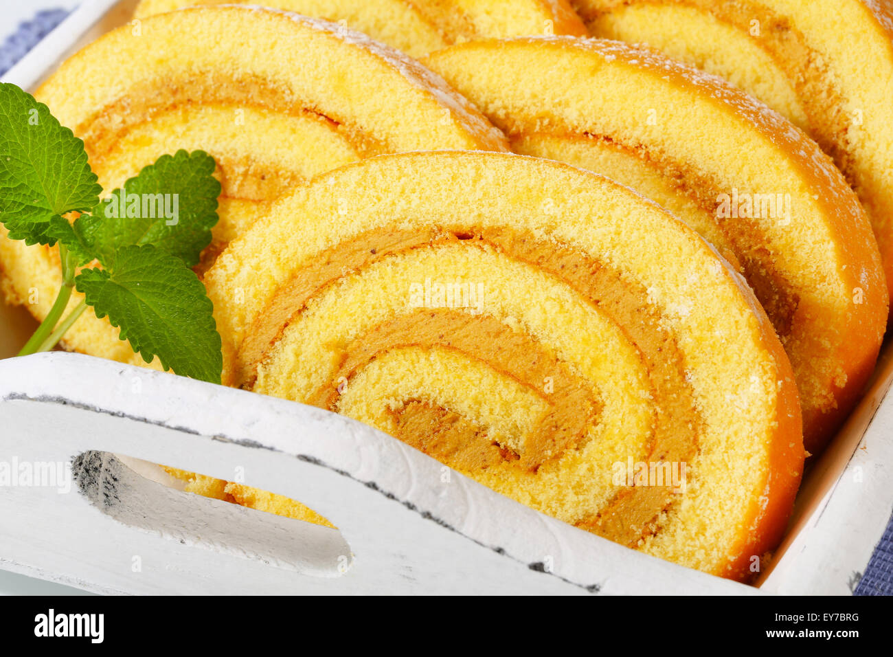 Fette di rotolo svizzero farcita con mousse di caffè crema di latte Foto Stock