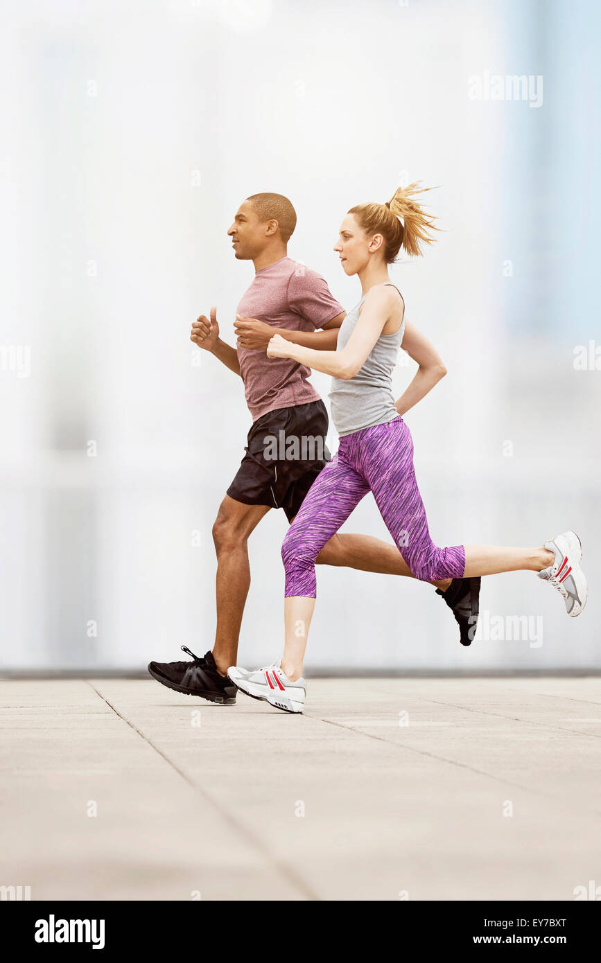 Metà adulto giovane in esecuzione Foto Stock