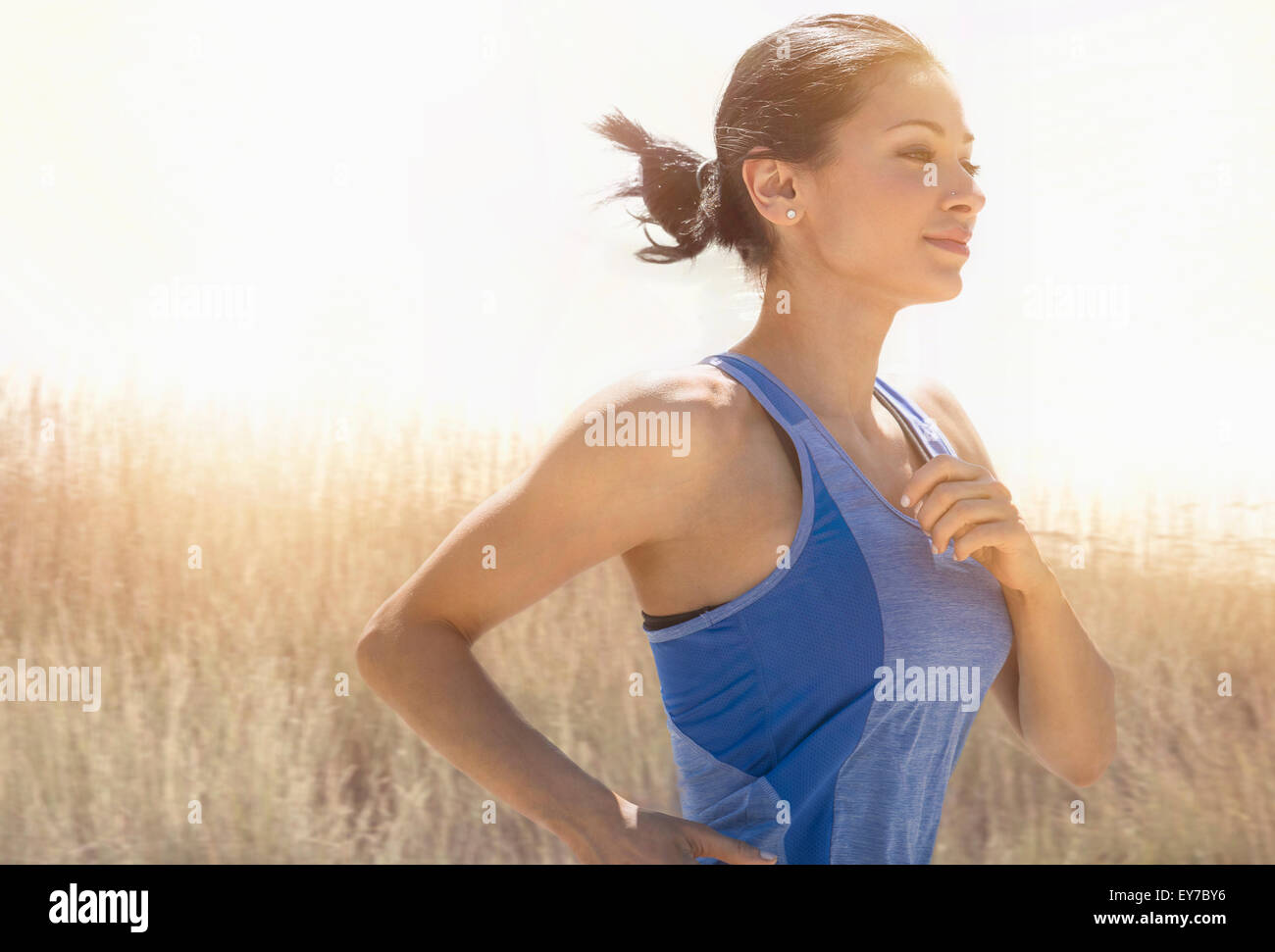 Giovane donna correndo all'aperto Foto Stock