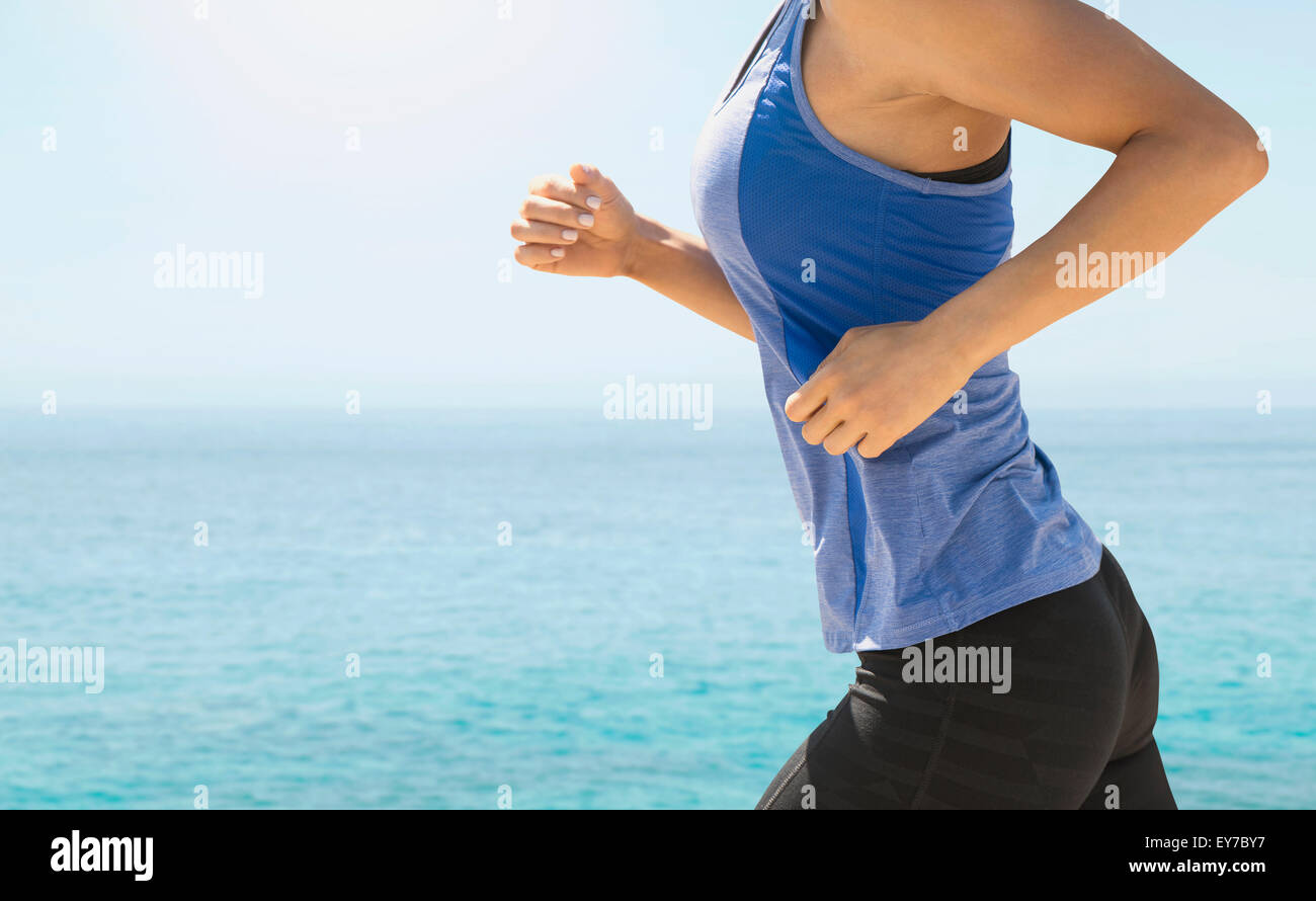 Giovane donna che esercitano da mare Foto Stock