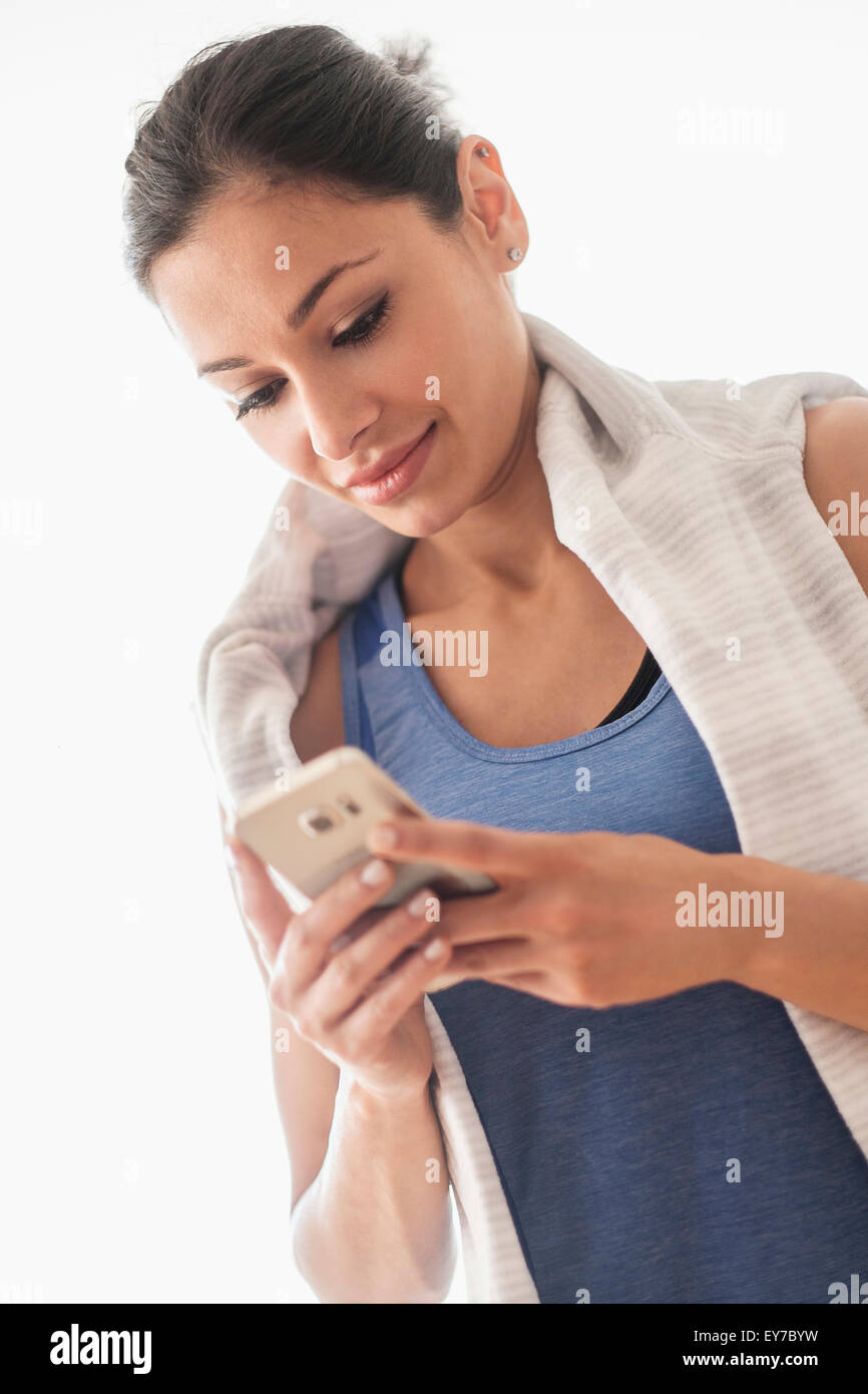 Giovane donna utilizzando smart phone Foto Stock