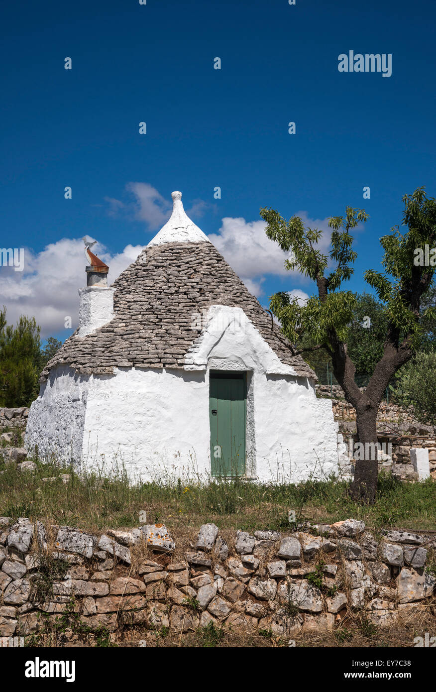 Piccolo edificio trullo vicino a Cisternino, Puglia, Italia. Foto Stock