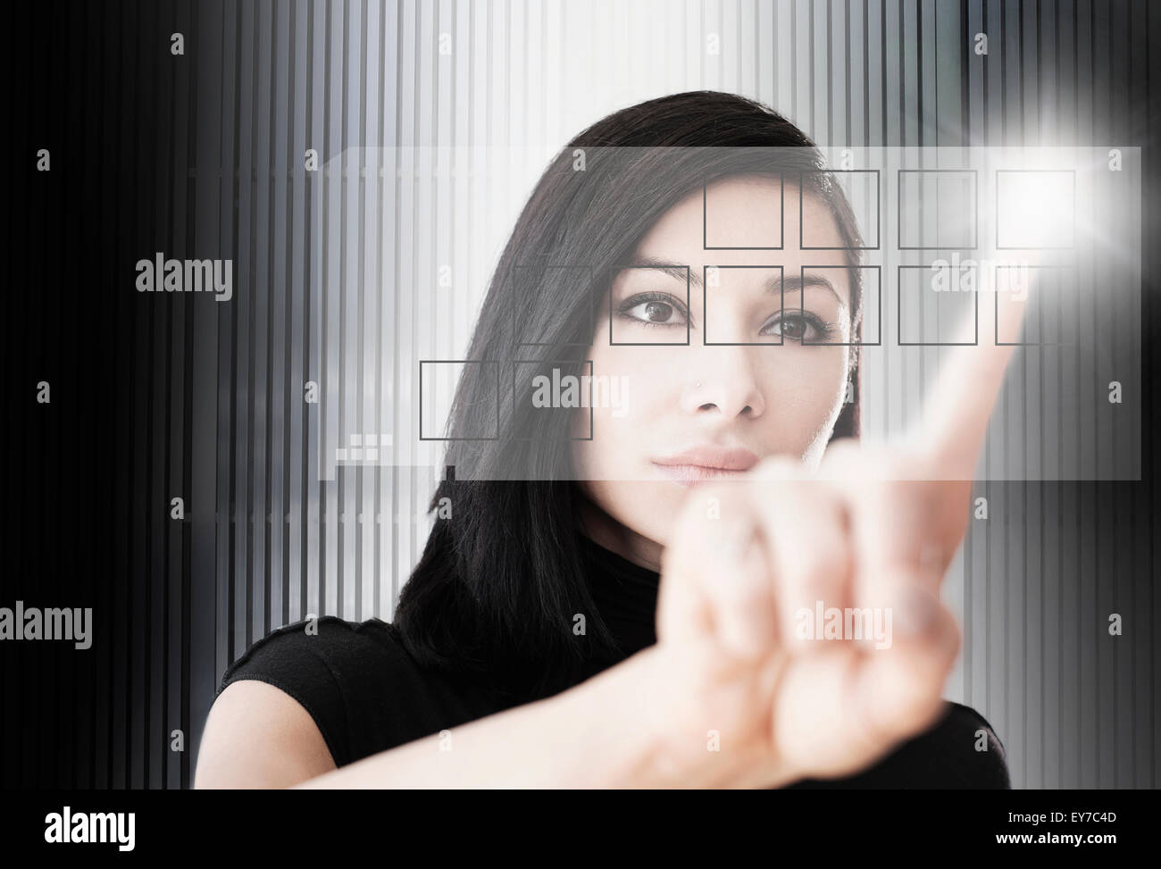 Donna toccando il pulsante sullo schermo Foto Stock