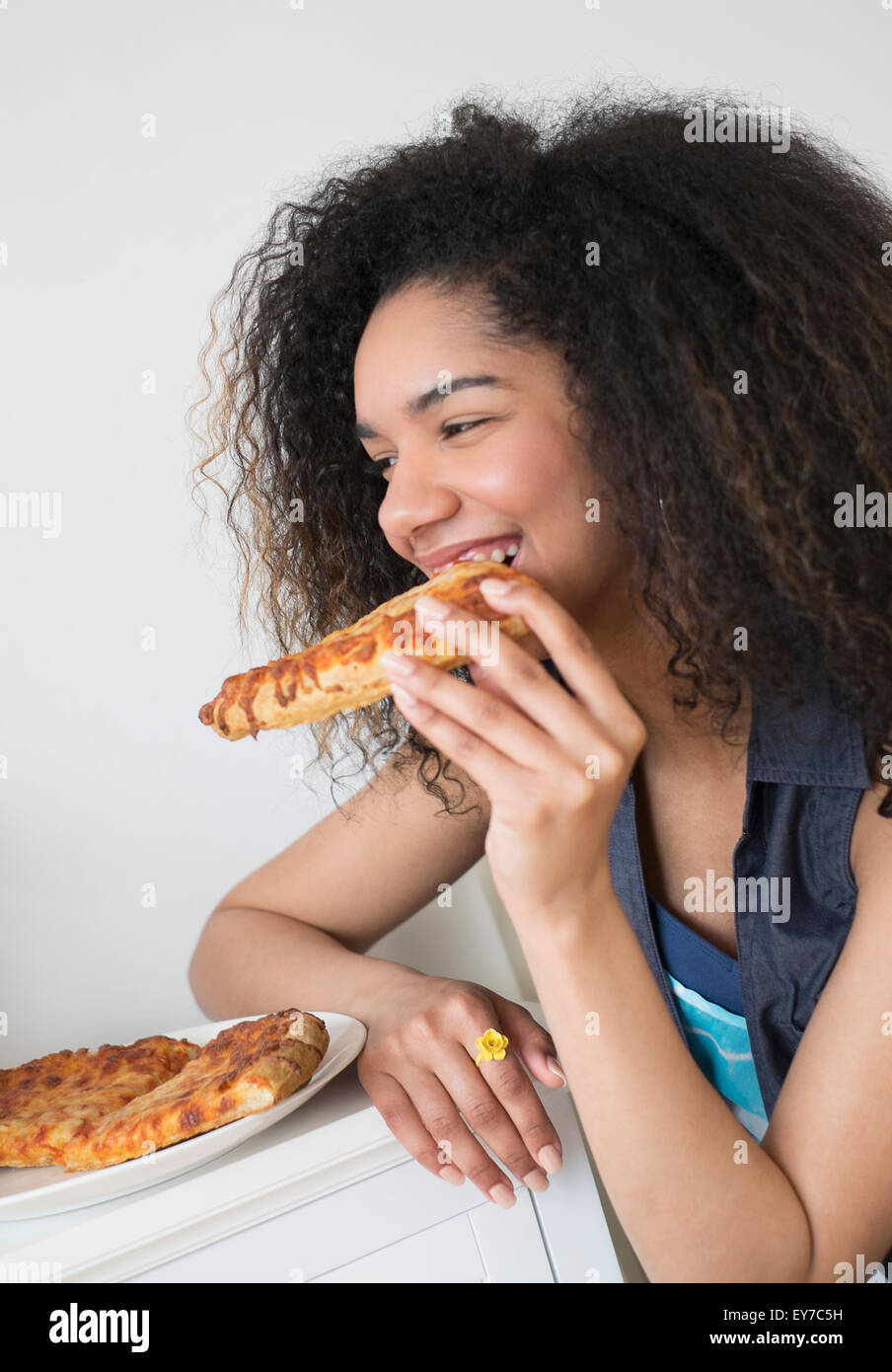 Ragazza adolescente (16-17) mangiare la pizza Foto Stock