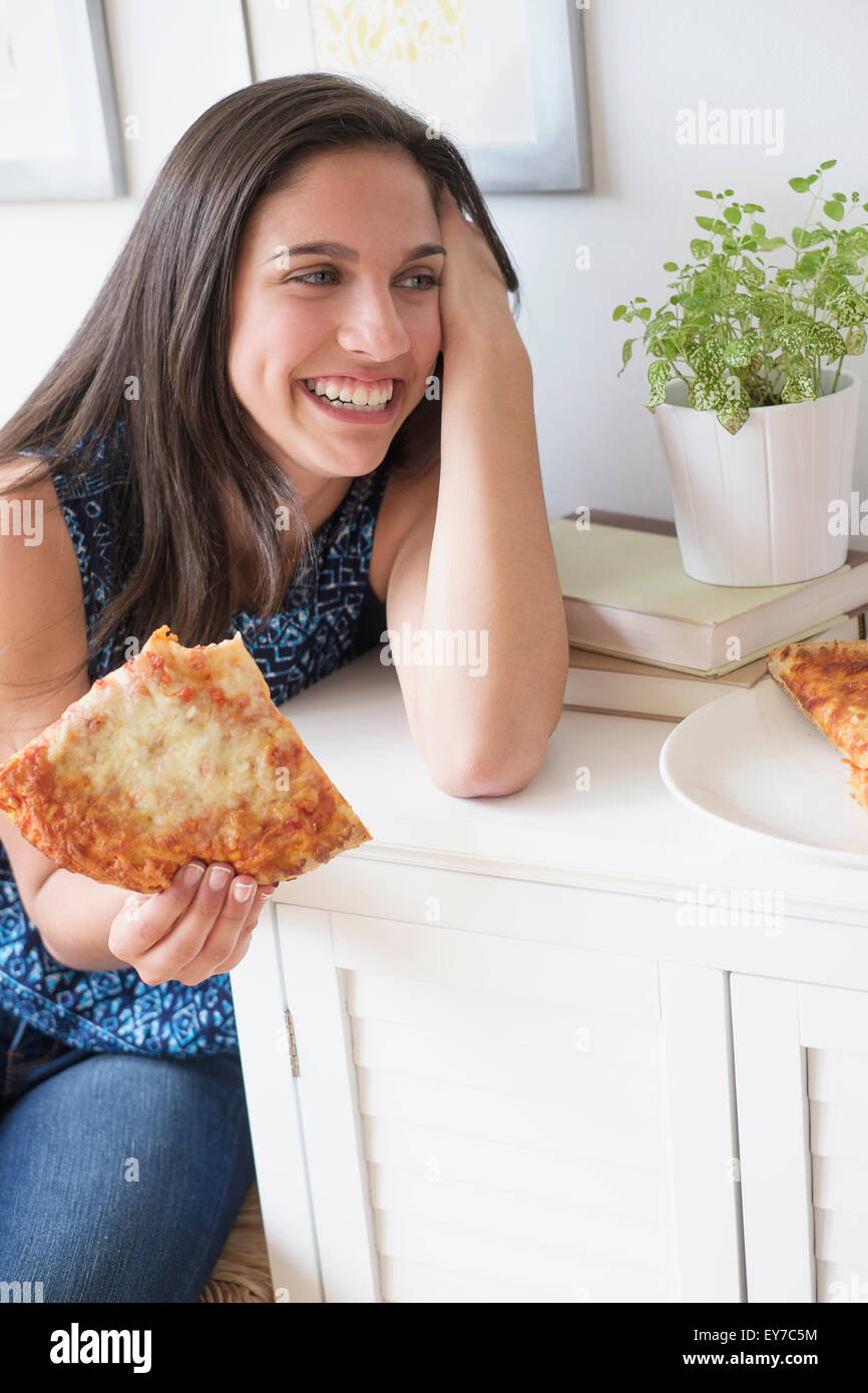 Ragazza adolescente (14-15) mangiare la pizza Foto Stock