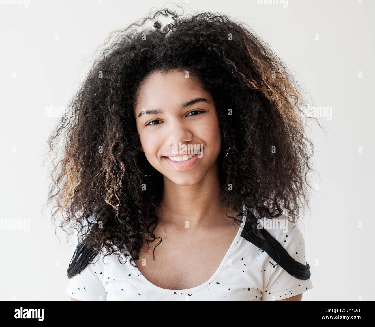 Ritratto di ragazza adolescente (16-17) su sfondo bianco Foto Stock
