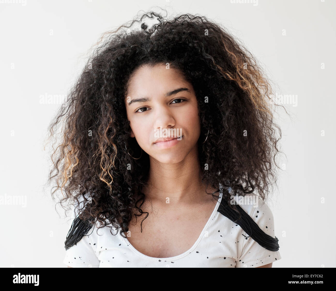 Ritratto di ragazza adolescente (16-17) su sfondo bianco Foto Stock