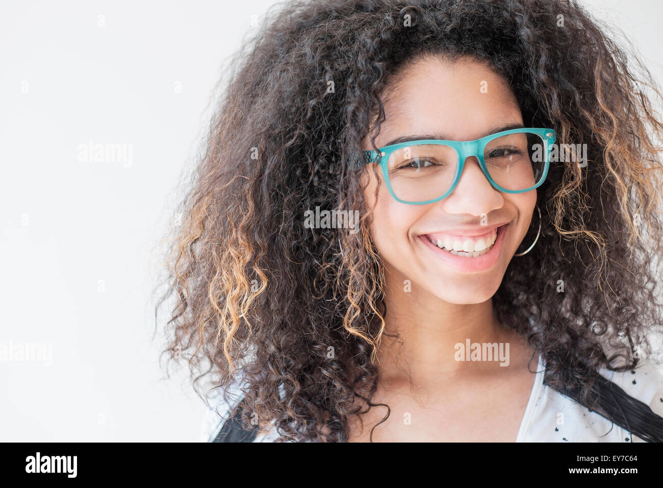 Ritratto di ragazza adolescente (16-17) indossare occhiali Foto Stock